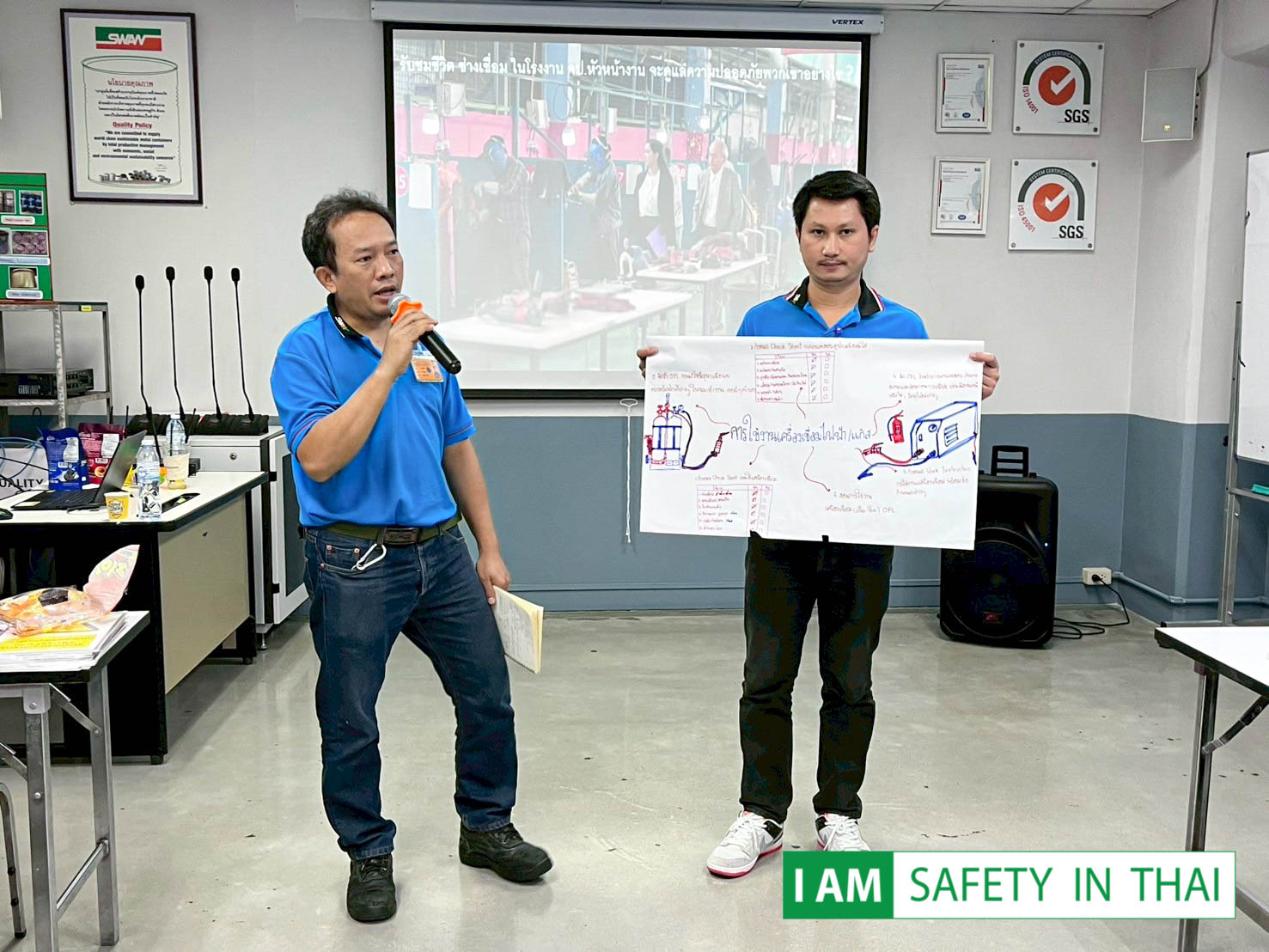 วิทยากรอธิบายกระบวนการจัดการผลกระทบสิ่งแวดล้อม